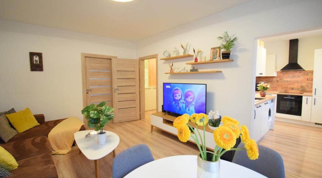 VEĽMI PEKNÝ, KVALITNE ZREKONŠTRUOVANÝ 3-IZBOVÝ BYT (70 M2)V RUŽINOVE VO VÝBORNEJ LOKALITE PLNEJ ZELENE