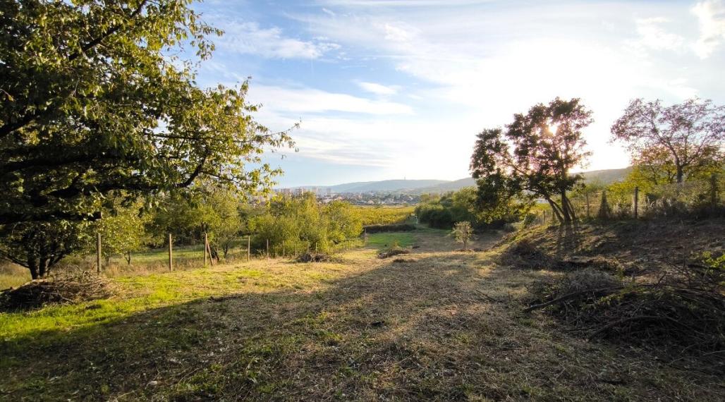ZNÍŽENÁ CENA - STAVEBNÝ POZEMOK - RAČA (MOŽNOSŤ ROZDELENIA NA TRI ČASTI)