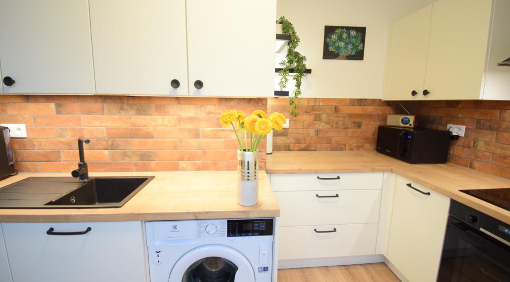 VEĽMI PEKNÝ, KVALITNE ZREKONŠTRUOVANÝ 3-IZBOVÝ BYT (70 M2)V RUŽINOVE VO VÝBORNEJ LOKALITE PLNEJ ZELENE