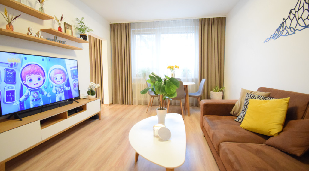 REZERVOVANÉ - VEĽMI PEKNÝ, KVALITNE ZREKONŠTRUOVANÝ 3-IZBOVÝ BYT (70 M2)V RUŽINOVE VO VÝBORNEJ LOKALITE PLNEJ ZELENE