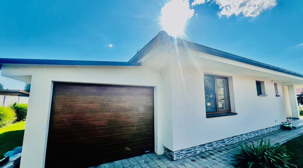 PRIESTRANNÝ 4-IZBOVÝ BUNGALOV (188M2) S GARÁŽOU A S PEKNÝM POZEMKOM (550M2) LEN 4KM OD SENCA - HRUBÝ ŚÚR