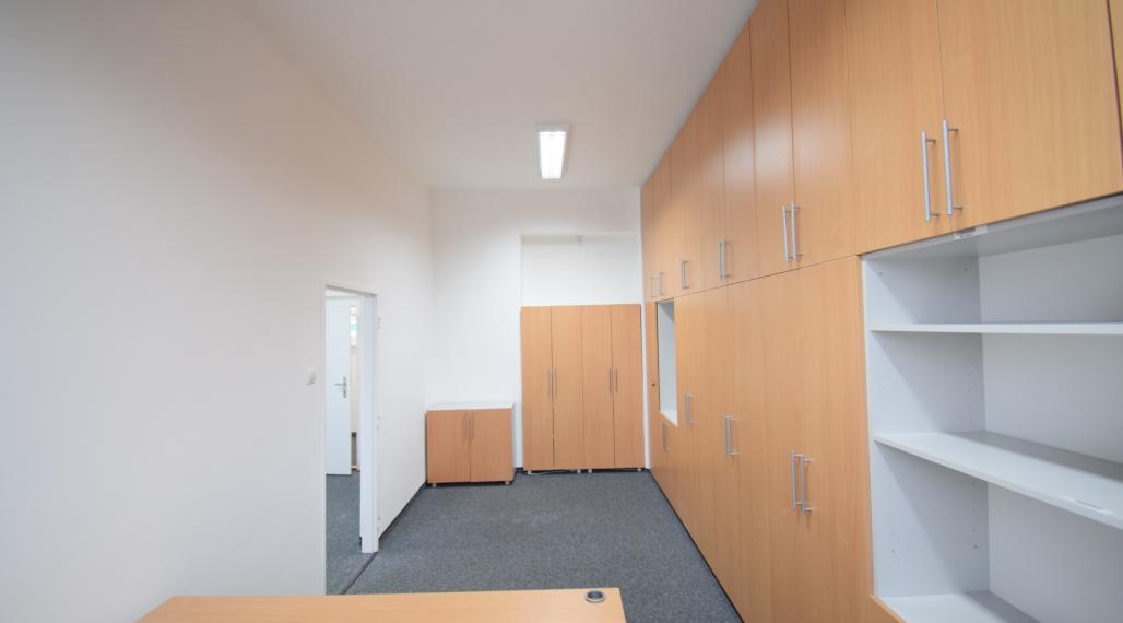 PRENÁJOM POSLEDNÝCH DVOCH ZARIADENÝCH KANCELÁRIÍ S PARKOVACÍMI MIESTAMI - FREKVENTOVANÁ IVANSKÁ CESTA