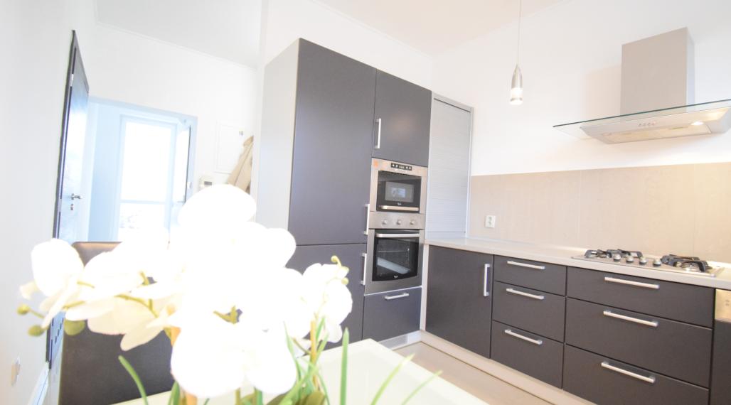 2 IZBOVÝ BYT V UZAVRETOM AREÁLI S KRÁSNOU VEĽKOU TERASOU A PARKOVACÍM MIESTOM (151,38m2)