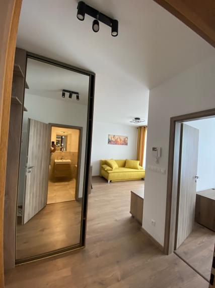 PREDAJ MODERNEJ 2 IZBOVEJ NOVOSTAVBY  S BALKÓNOM, PARKOVACÍM MIESTOM A PIVNIČNOU KOBKOU