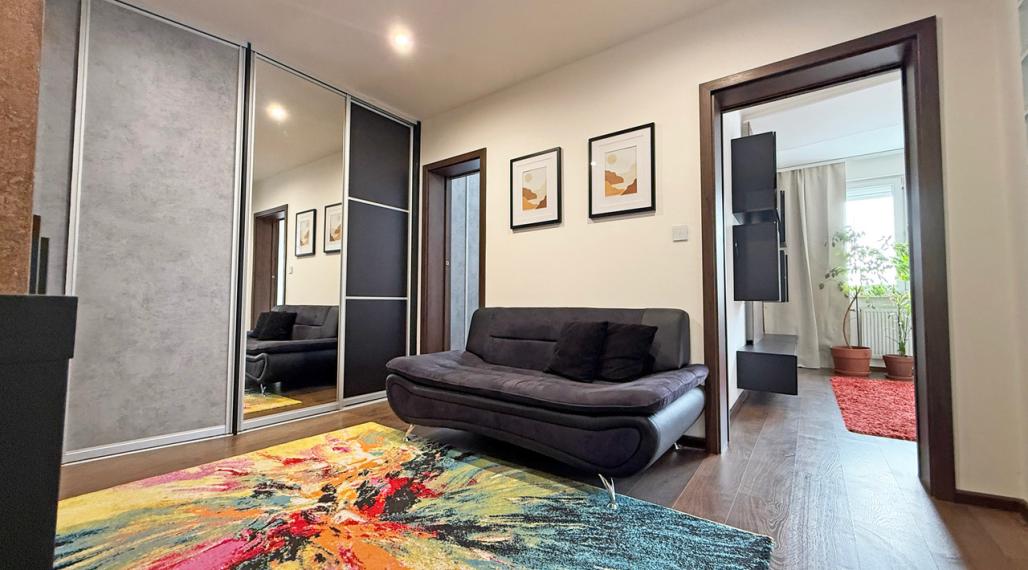 VEĽMI PEKNÝ, KVALITNE ZREKONŠTRUOVANÝ 4-IZBOVÝ BYT V PETRŽALKE VO VÝBORNEJ LOKALITE PLNEJ ZELENE