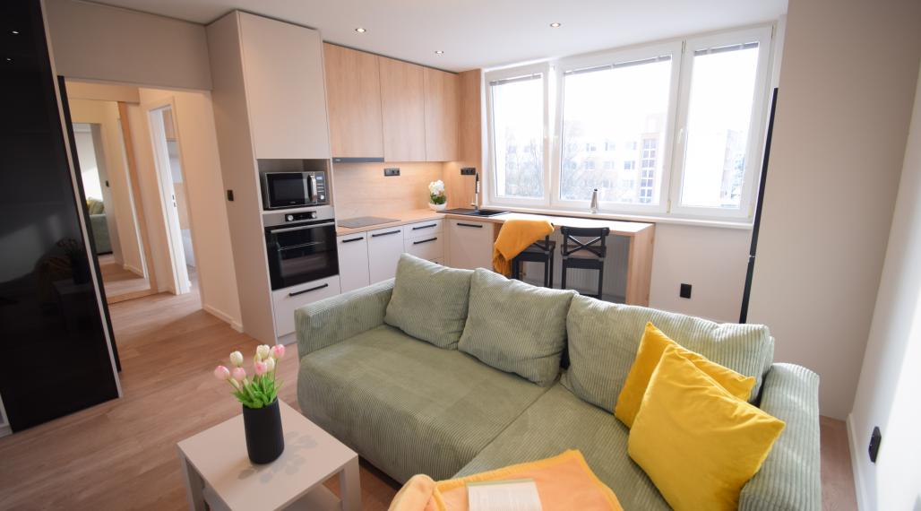 PRENÁJOM SLNEČNÉHO, KOMPLETNE ZREKONŠTRUOVANÉHO 2 IZBOVÉHO BYTU NA STREČIANSKEJ ULICI S PIVNIČNOU KOBKOU