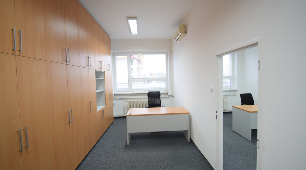 PRENÁJOM POSLEDNÝCH DVOCH ZARIADENÝCH KANCELÁRIÍ S PARKOVACÍMI MIESTAMI - FREKVENTOVANÁ IVANSKÁ CESTA