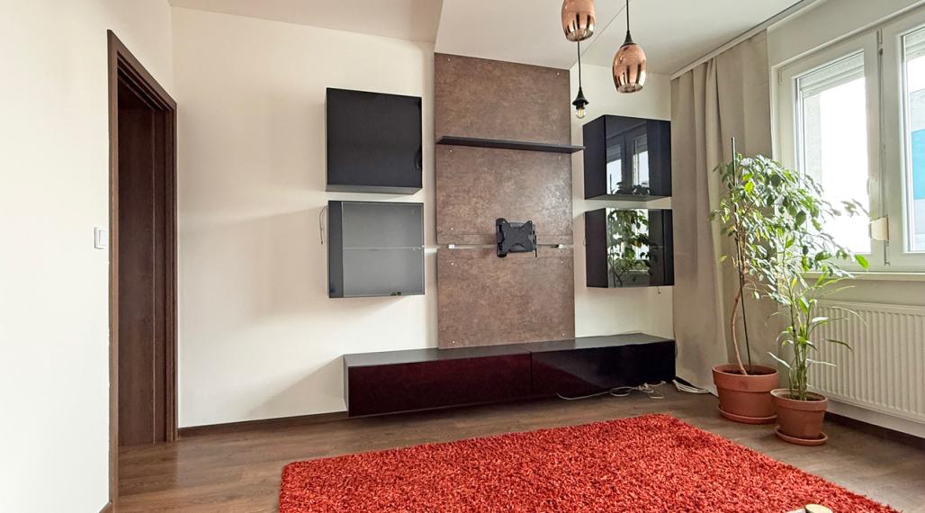 VEĽMI PEKNÝ, KVALITNE ZREKONŠTRUOVANÝ 4-IZBOVÝ BYT V PETRŽALKE VO VÝBORNEJ LOKALITE PLNEJ ZELENE