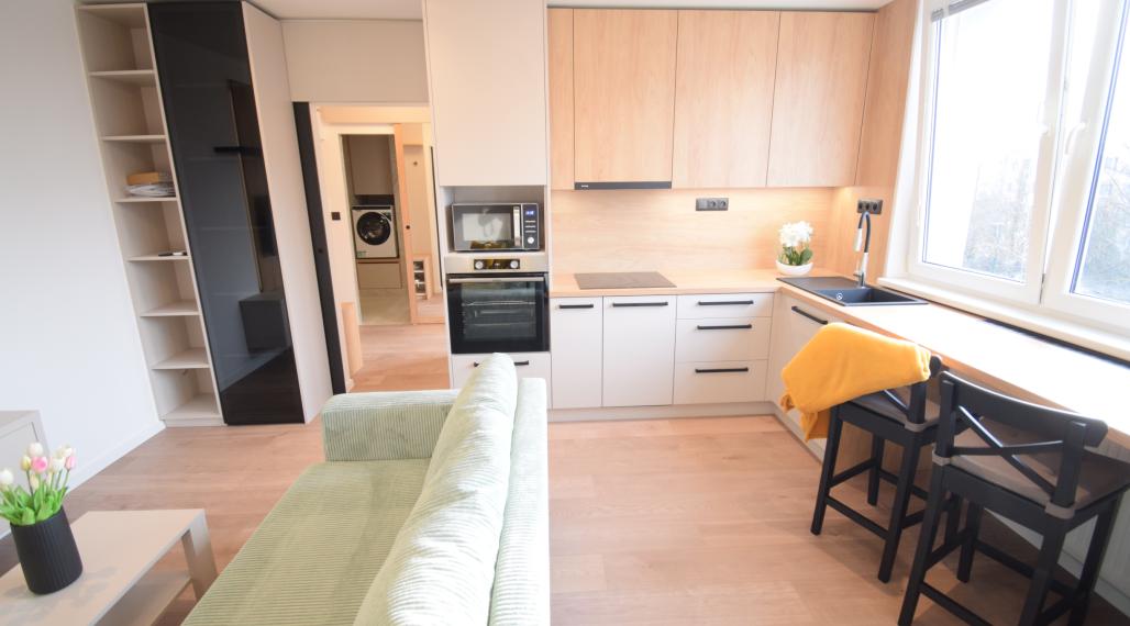 PRENÁJOM SLNEČNÉHO, KOMPLETNE ZREKONŠTRUOVANÉHO 2 IZBOVÉHO BYTU NA STREČIANSKEJ ULICI S PIVNIČNOU KOBKOU