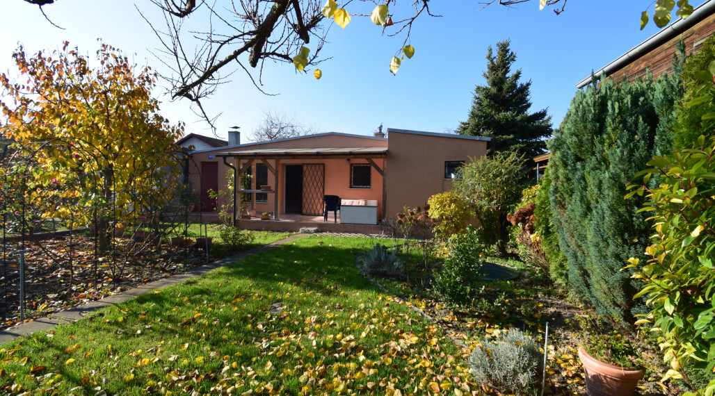 CELOROČNE OBÝVATEĽNÁ 2- IZBOVÁ CHATA S TERASOU A  KRÁSNOU ZÁHRADOU - MOŽNOSŤ TRVALÉHO POBYTU