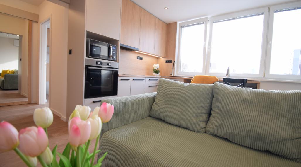 PRENÁJOM SLNEČNÉHO, KOMPLETNE ZREKONŠTRUOVANÉHO 2 IZBOVÉHO BYTU NA STREČIANSKEJ ULICI S PIVNIČNOU KOBKOU