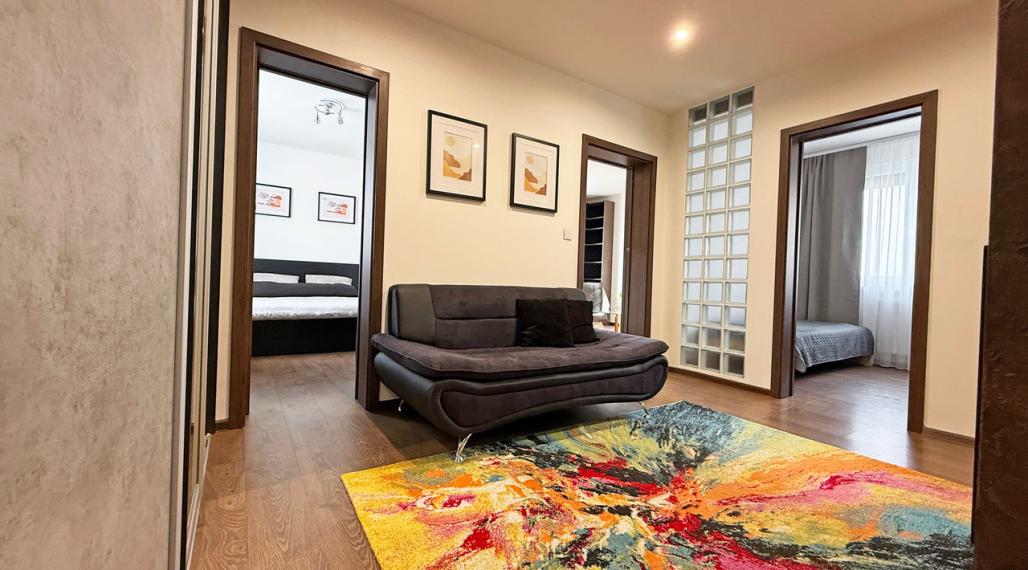 VEĽMI PEKNÝ, KVALITNE ZREKONŠTRUOVANÝ 4-IZBOVÝ BYT V PETRŽALKE VO VÝBORNEJ LOKALITE PLNEJ ZELENE