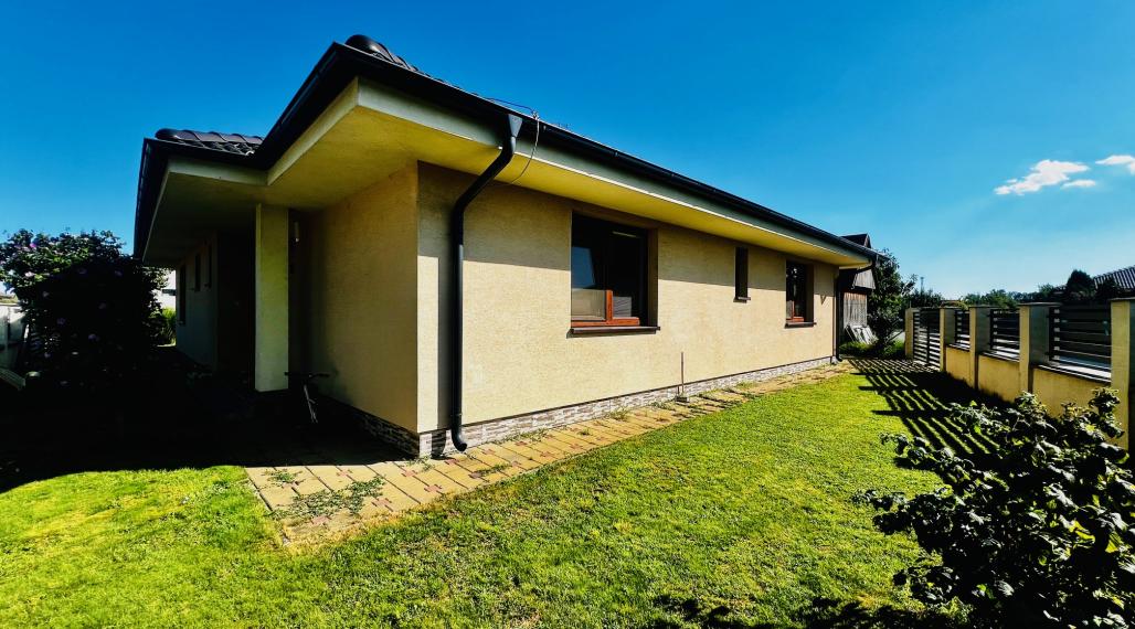 PRIESTRANNÝ 4-IZBOVÝ BUNGALOV (188M2) S GARÁŽOU A S PEKNÝM POZEMKOM (550M2) LEN 4KM OD SENCA - HRUBÝ ŚÚR