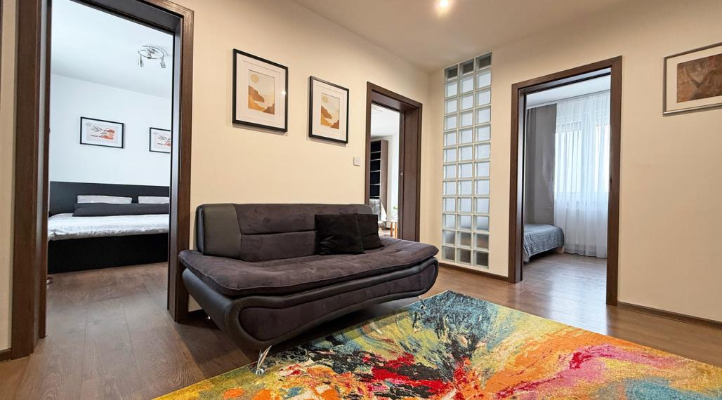 VEĽMI PEKNÝ, KVALITNE ZREKONŠTRUOVANÝ 3,5 - IZBOVÝ BYT V PETRŽALKE VO VÝBORNEJ LOKALITE PLNEJ ZELENE