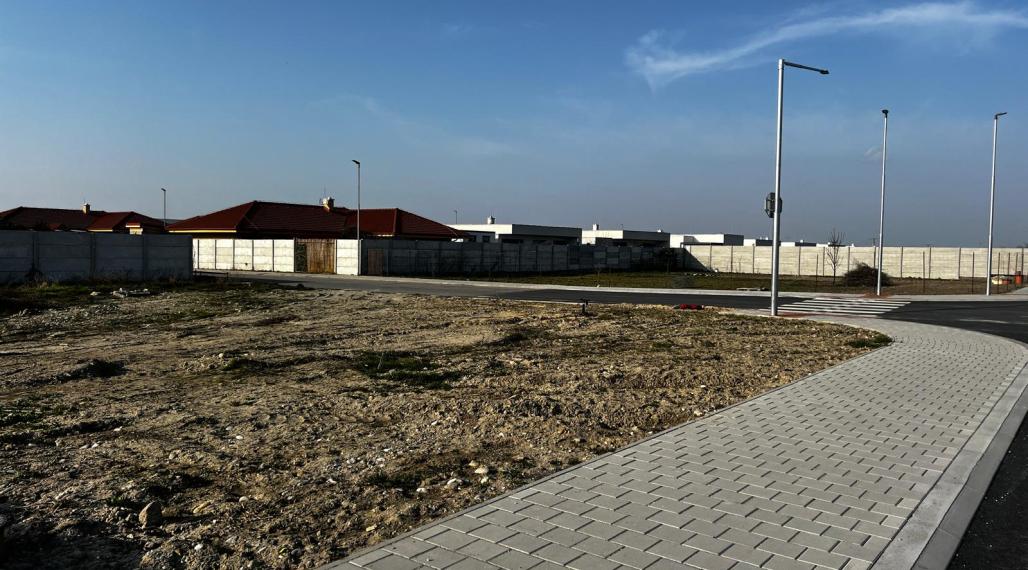 ROŽNÝ VOĽNÝ STAVEBNÝ POZEMOK (612M2),  SKVELÁ POLOHA -  MOST PRI BRATISLAVE