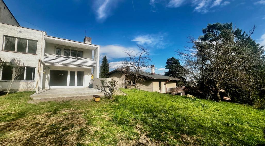 REZERVOVANÉ - DVOJPODLAŽNÁ VILA (279M2) S PEKNÝM ROVINATÝM POZEMKOM(592M2) A NÁDHERNÝM VÝHĽADOM  - 6 PARKOVACÍCH MIEST