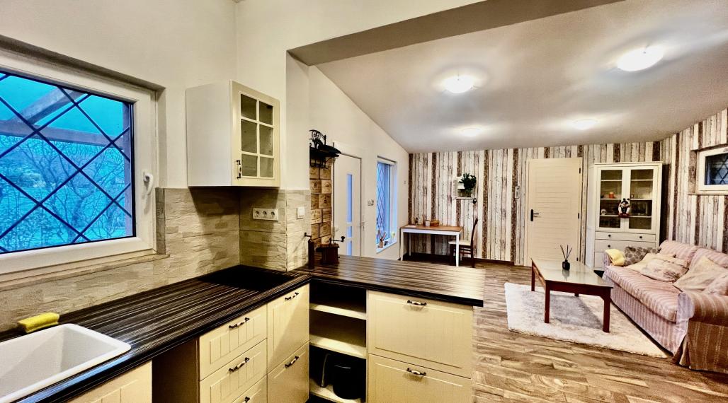 CELOROČNE OBÝVATEĽNÁ 2- IZBOVÁ CHATA SO SÚPISNÝM ČÍSLOM, S TERASOU, PARKOVACÍMI MIESTAMI A KRÁSNOU ZÁHRADOU