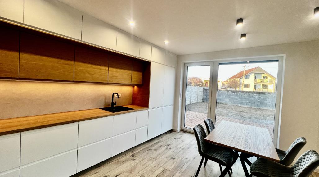 VEĽMI PEKNÝ, PRIESTRANNÝ 4-IZBOVÝ BUNGALOV(126M2) V NADŠTANDARDE AJ S KUCHYŇOU A SPOTREBIČMI,  POZEMOK 360M2, TERASA,EXT. ŽALÚZIE AJ  PLOT V CENE