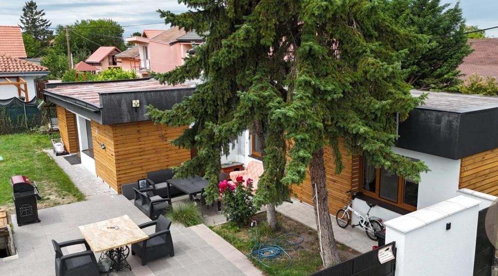 BUNGALOV V POKOJNEJ LOKALITE S PEKNÝM ROŽNÝM POZEMKOM (538M2) - MOST PRI BRATISLAVE