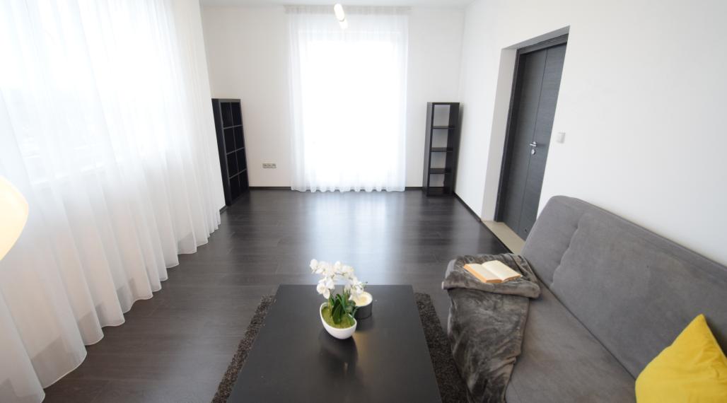 2 IZBOVÝ BYT V UZAVRETOM AREÁLI S KRÁSNOU VEĽKOU TERASOU A PARKOVACÍM MIESTOM (151,38m2)