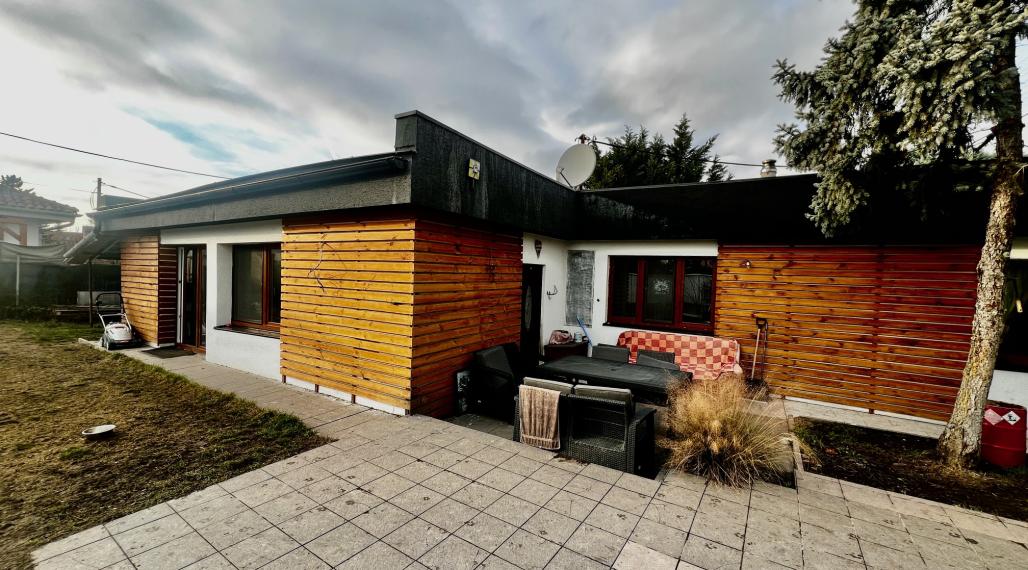 RODINNÝ DOM (107M2) V POKOJNEJ LOKALITE S PEKNÝM ROŽNÝM POZEMKOM (538M2) - MOST PRI BRATISLAVE