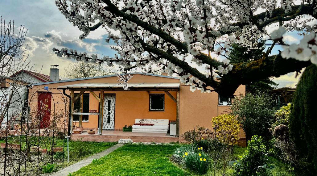 CELOROČNE OBÝVATEĽNÁ 2- IZBOVÁ CHATA SO SÚPISNÝM ČÍSLOM, S TERASOU, PARKOVACÍMI MIESTAMI A KRÁSNOU ZÁHRADOU