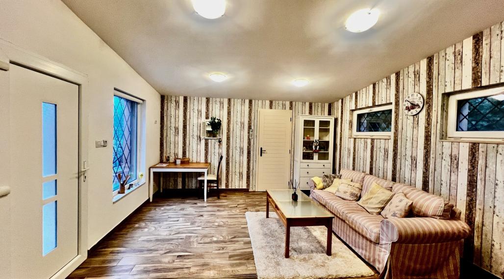 CELOROČNE OBÝVATEĽNÝ 2- IZBOVÝ DOMČEK SO SÚPISNÝM ČÍSLOM, S TERASOU, PARKOVACÍMI MIESTAMI A KRÁSNOU ZÁHRADOU