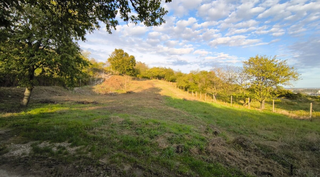 ZNÍŽENÁ CENA - STAVEBNÝ POZEMOK - RAČA (MOŽNOSŤ ROZDELENIA NA TRI ČASTI)