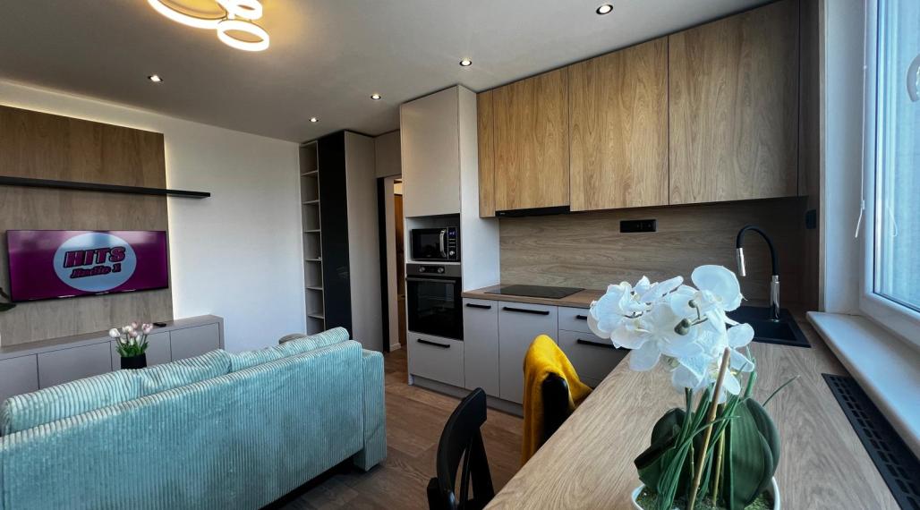 PRENÁJOM SLNEČNÉHO, KOMPLETNE ZREKONŠTRUOVANÉHO 2 IZBOVÉHO BYTU NA STREČIANSKEJ ULICI S PIVNIČNOU KOBKOU