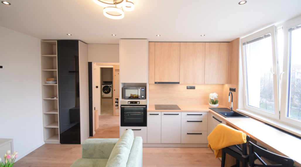 PRENÁJOM SLNEČNÉHO, KOMPLETNE ZREKONŠTRUOVANÉHO 2 IZBOVÉHO BYTU NA STREČIANSKEJ ULICI S PIVNIČNOU KOBKOU