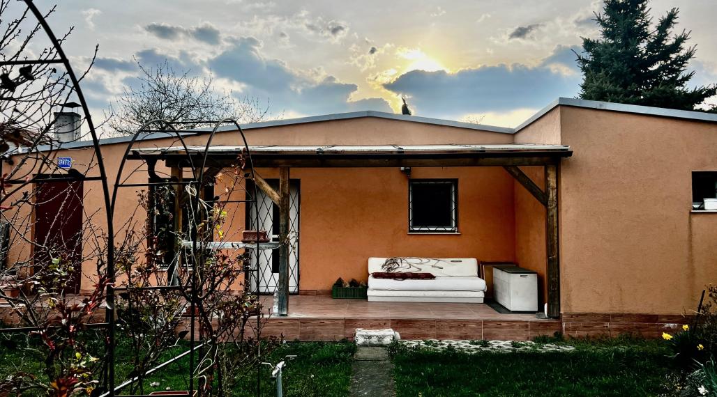 CELOROČNE OBÝVATEĽNÝ 2- IZBOVÝ DOMČEK SO SÚPISNÝM ČÍSLOM, S TERASOU, PARKOVACÍMI MIESTAMI A KRÁSNOU ZÁHRADOU