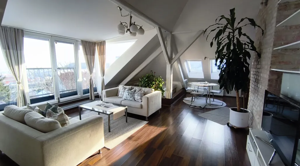 NADŠTANDARDNÝ STAROMESTSKÝ PODKROVNÝ BYT V DIPLOMATICKEJ ŠTVRTI POD HRADOM (85M2) - ZÁHRADA, GARÁŽ