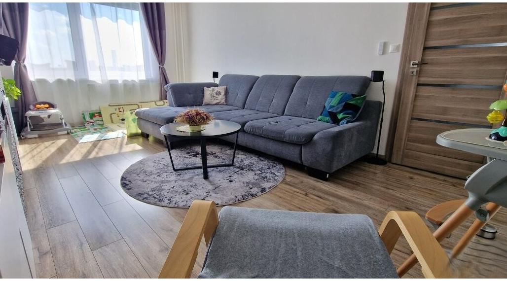 SLNEČNÝ, KVALITNE ZREKONŠTRUOVANÝ  3-IZBOVÝ BYT V CENTRE SENCA - KOLLÁROVA ULICA