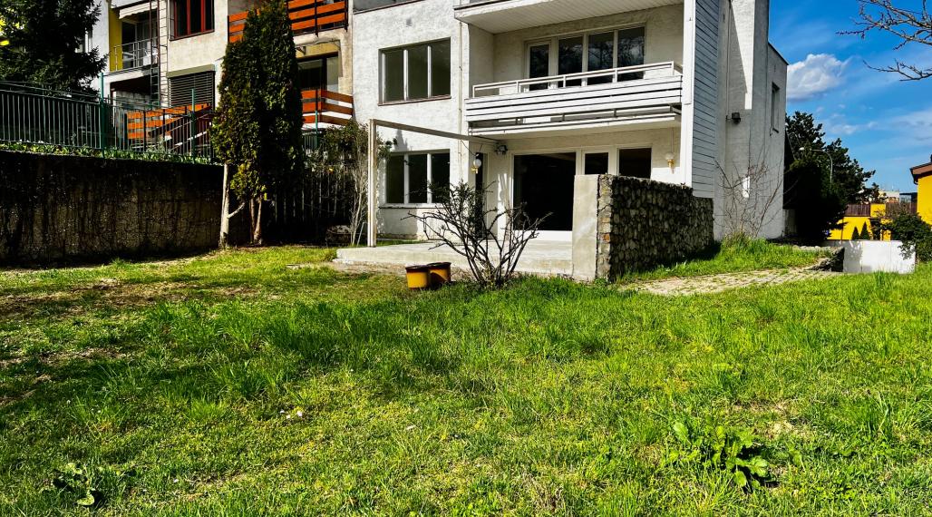 DVOJPODLAŽNÁ VILA (279M2) S PEKNÝM ROVINATÝM POZEMKOM(592M2) A NÁDHERNÝM VÝHĽADOM  - 6 PARKOVACÍCH MIEST