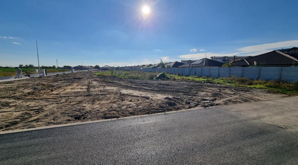 ROŽNÝ VOĽNÝ STAVEBNÝ POZEMOK (612M2),  SKVELÁ POLOHA -  MOST PRI BRATISLAVE