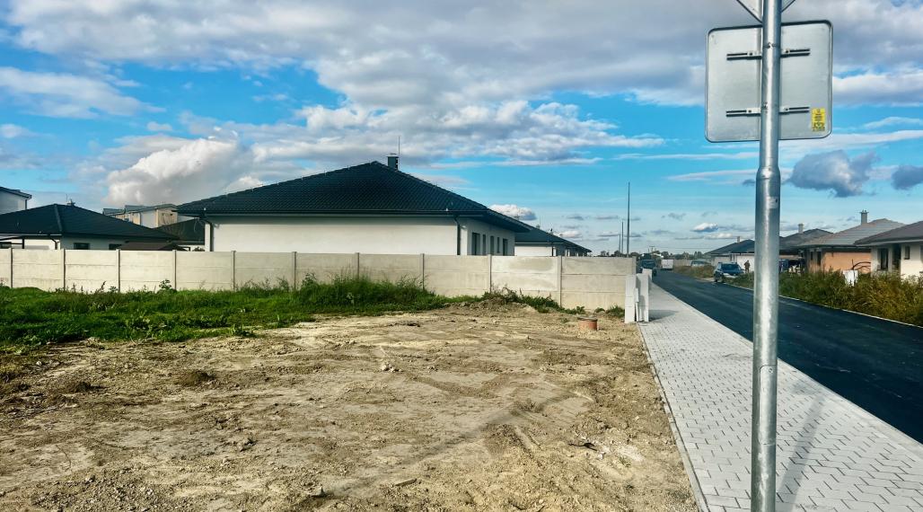 ROŽNÝ STAVEBNÝ POZEMOK (605M2)SO SIEŤAMI V NOVEJ LOKALITE RODINNÝCH DOMOV - MOST PRI BRATISLAVE