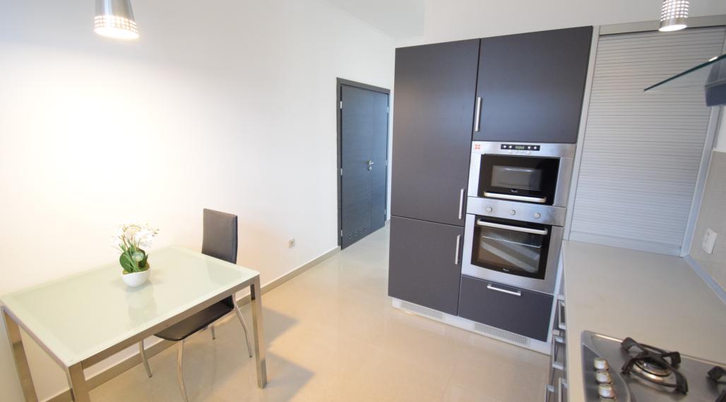 BYT V UZAVRETOM AREÁLI S KRÁSNOU VEĽKOU TERASOU A PARKOVACÍM MIESTOM (151,38m2)