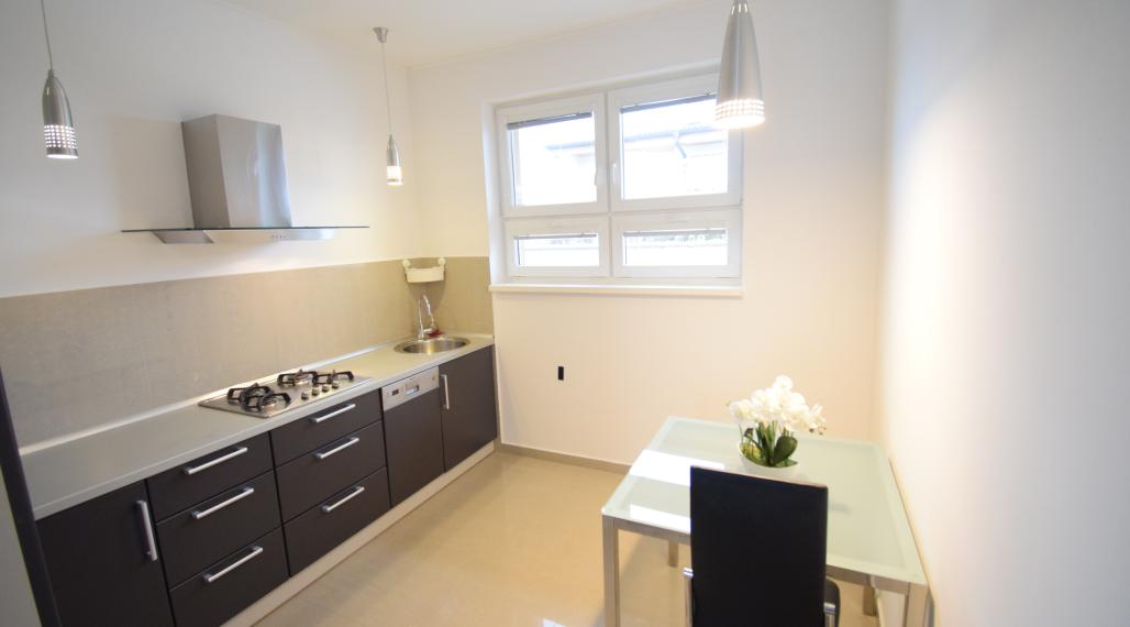 2 IZBOVÝ BYT V UZAVRETOM AREÁLI S KRÁSNOU VEĽKOU TERASOU A PARKOVACÍM MIESTOM (151,38m2)