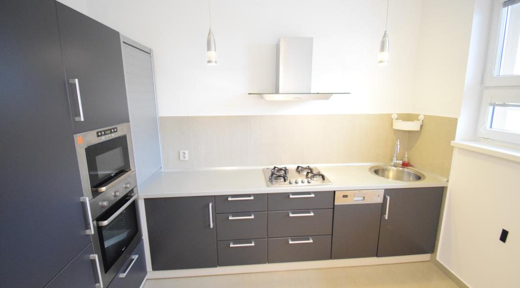 BYT V UZAVRETOM AREÁLI S KRÁSNOU VEĽKOU TERASOU A PARKOVACÍM MIESTOM (151,38m2)