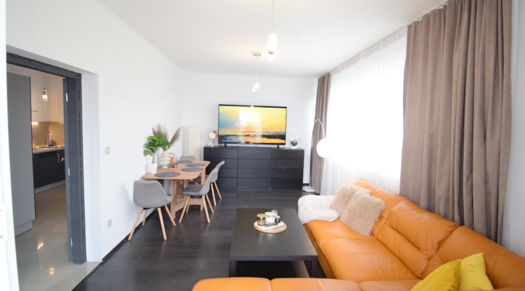 BYT V UZAVRETOM AREÁLI S KRÁSNOU VEĽKOU TERASOU A PARKOVACÍM MIESTOM (151,38m2)