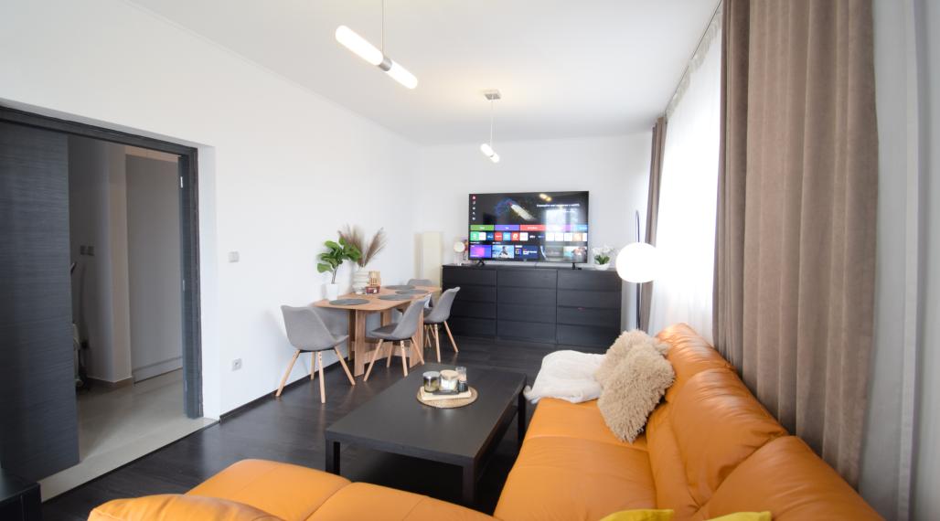 2 IZBOVÝ BYT V UZAVRETOM AREÁLI S KRÁSNOU VEĽKOU TERASOU A PARKOVACÍM MIESTOM (151,38m2)