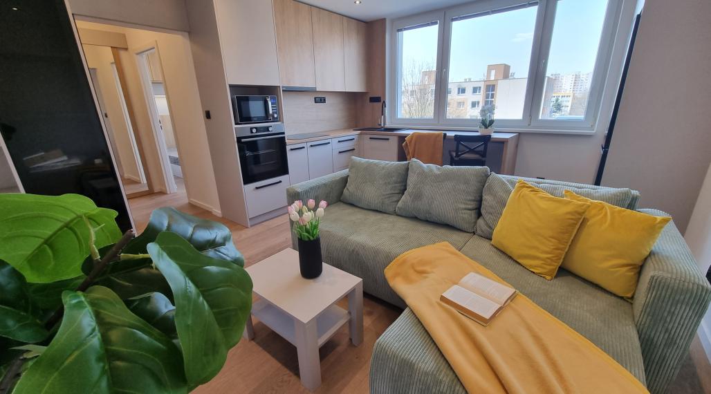 PRENÁJOM PEKNÉHO, NOVÉHO,KOMPLETNE ZREKONŠTRUOVANÉHO 2 IZBOVÉHO BYTU NA STREČIANSKEJ ULICI S PIVNIČNOU KOBKOU