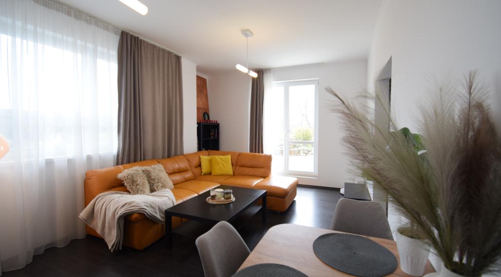 BYT V UZAVRETOM AREÁLI S KRÁSNOU VEĽKOU TERASOU A PARKOVACÍM MIESTOM (151,38m2)