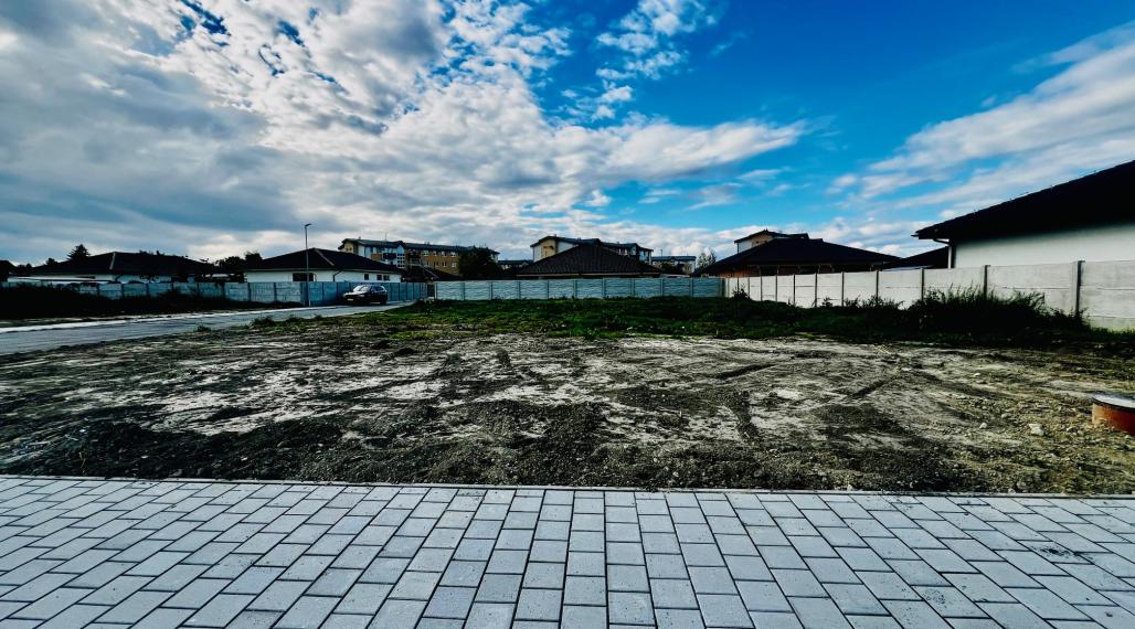 ROŽNÝ STAVEBNÝ POZEMOK (605M2)SO SIEŤAMI V NOVOVYBUDOVANEJ LOKALITE RODINNÝCH DOMOV - MOST PRI BRATISLAVE