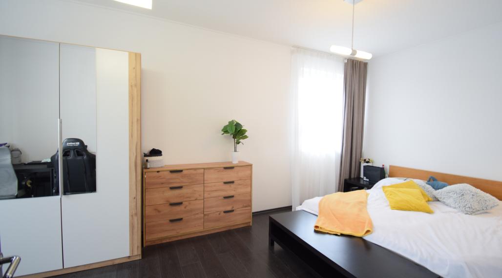 BYT V UZAVRETOM AREÁLI S KRÁSNOU VEĽKOU TERASOU A PARKOVACÍM MIESTOM (151,38m2)