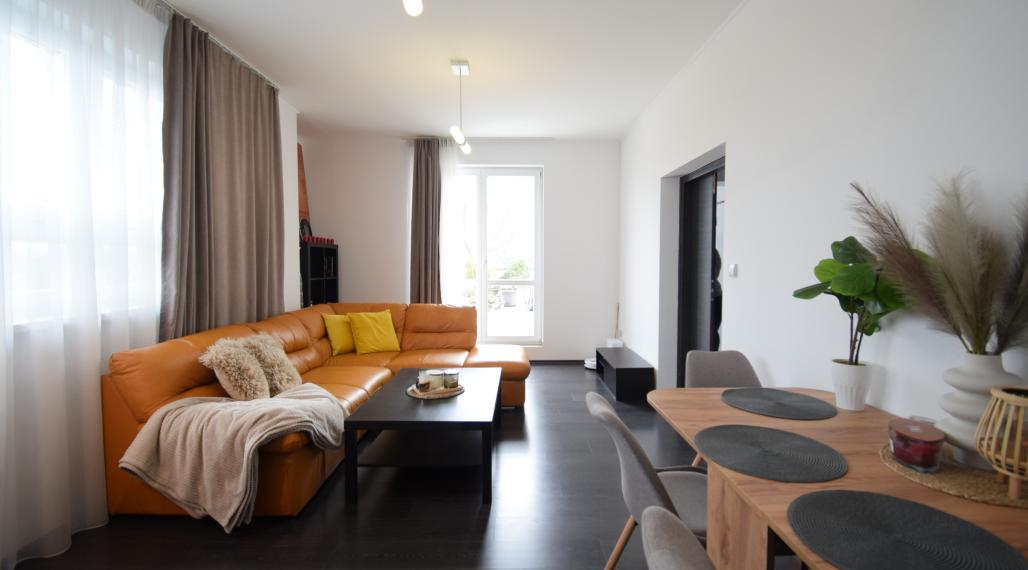 2 IZBOVÝ BYT V UZAVRETOM AREÁLI S KRÁSNOU VEĽKOU TERASOU A PARKOVACÍM MIESTOM (151,38m2)