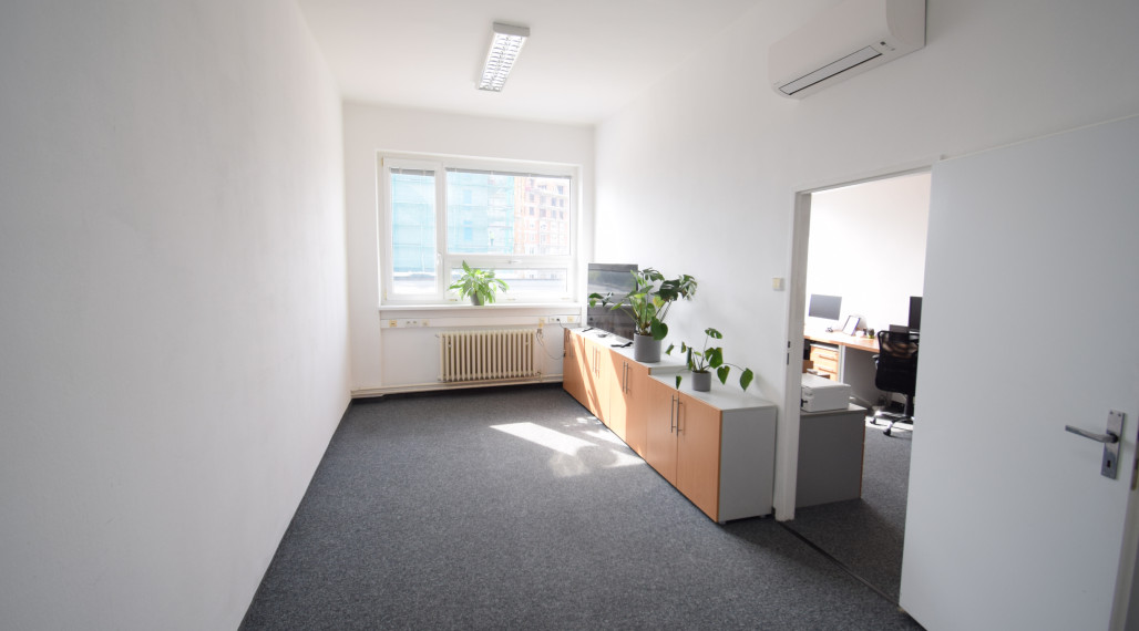 PRENÁJOM POSLEDNÝCH ZARIADENÝCH KANCELÁRIÍ S PARKOVACÍMI MIESTAMI - FREKVENTOVANÁ IVANSKÁ CESTA