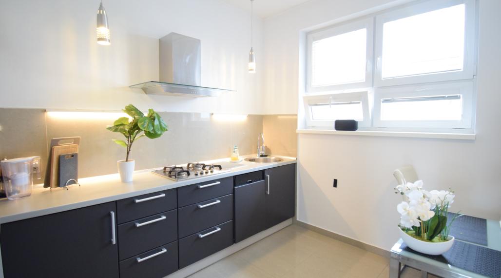 2 IZBOVÝ BYT V UZAVRETOM AREÁLI S KRÁSNOU VEĽKOU TERASOU A PARKOVACÍM MIESTOM (151,38m2)