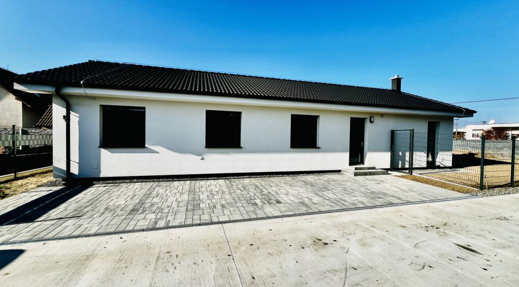 VEĽMI PEKNÝ,PRIESTRANNÝ 4-IZBOVÝ BUNGALOV(128M2)  V KVALITNOM ŠTANDARDE AJ S KUCHYŇOU (128M2), POZEMOK 403M2, TERASA AJ KOMPLET OPLOTENIE V CENE A ĎALŠIE BENEFITY