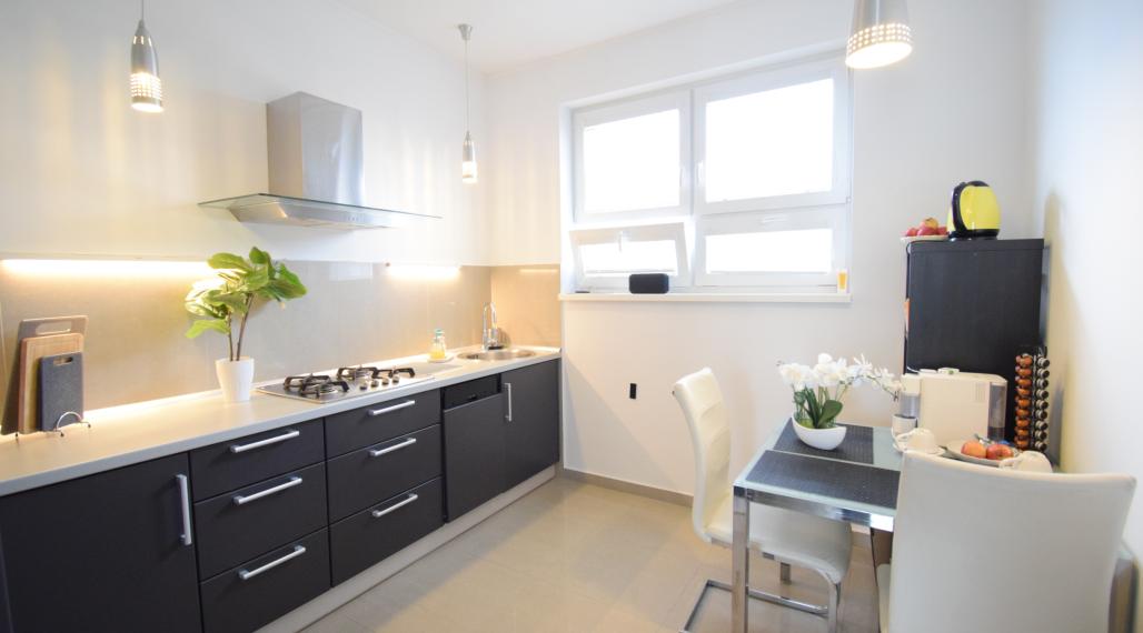 BYT V UZAVRETOM AREÁLI S KRÁSNOU VEĽKOU TERASOU A PARKOVACÍM MIESTOM (151,38m2)